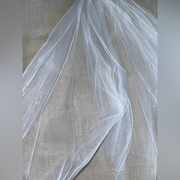 Elegant White Tulle Veil with Hair Comb - Picture 9 of 10